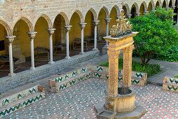 Zweistöckiger Kreuzgang und Innenhof im Kloster Pedralbes, Reial monestir de Santa Maria de Pedralbes, Gotik, Pedralbes, Barcelona, Katalonien, Spanien