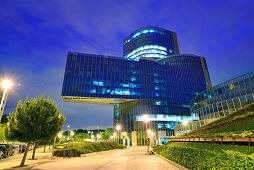 Modernes Bürogebäude, beleuchtet, gasNatural, Architekten Enric Miralles und Benedetta Tagliabue, Barceloneta, Barcelona, Katalonien, Spanien