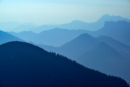 View from Kampenwand to Chiemgau range with Hochplatte, Sonntagshorn and Hoerndlwand, Kampenwand, Chiemgau range, Chiemgau, Upper Bavaria, Bavaria, Germany