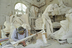 Skulpturen im Auftrag von Künstlern, Studi di Scultura Nicoli, Marmor Werkstatt, Carrara, Toskana, Italien