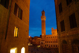 Piazza del Campo mit dem Palazzo Pubblico bei Nacht, Siena, Toskana, Italien
