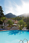 Blick über Hotelpool auf Serra de Tramuntana im Hintergrund, Hotel La Residencia, Deia, Mallorca, Spanien