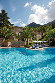 Paar schwimmt in einem Hotelpool, Hotel La Residencia, Deia, Mallorca, Spanien