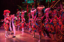 Farbenfrohe Tanzvorführung in der Tropicana Cabaret Club Show, Havanna, Havana, Kuba, Karibik