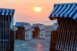 Strandkörbe am Strand bei Sonnenuntergang, Spiekeroog, Ostfriesische Inseln, Nordsee, Ostfriesland, Niedersachsen, Deutschland, Europa