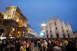 Öffentliches Konzert auf Piazza del Duomo mit Mailänder Dom und Galleria Vittorio Emanuele II am Abend, Mailand, Lombardei, Italien
