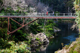 Paar auf einer alten Eisenbahnbrücke über Thomson River, Walhalla, Victoria, Australien