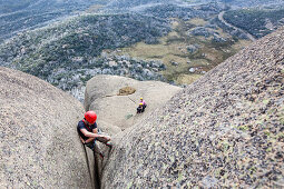 Mann klettert am Cathedral Rock, Mount Buffalo, Australische Alpen, Victoria, Australien