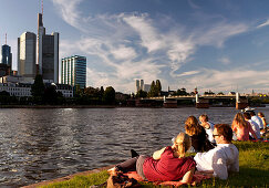 Leute entspannen sich am Flussufer, Frankfurt am Main, Hessen, Deutschland