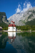 Barocke Wallfahrtskirche St. Bartholomä mit Watzmann-Ostwand im Hintergrund, Königssee, Berchtesgadener Land, Nationalpark Berchtesgaden, Oberbayern, Bayern, Deutschland