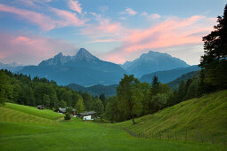 Bauernhöfe vor Watzmann und Hochkalter im Abendlicht, Berchtesgadener Land, Nationalpark Berchtesgaden, Oberbayern, Bayern, Deutschland