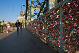 Liebes-Schlösser an der Hohenzollernbrücke, Blick zum Dom, Köln, Rhein, Nordrhein-Westfalen, Deutschland
