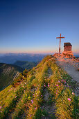 Kapelle und Gipfelkreuz auf dem Geigelstein, Kaisergebirge im Hintergrund, Chiemgauer Alpen, Chiemgau, Oberbayern, Bayern, Deutschland