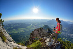 Wanderin blickt auf Talkessel von Salzburg, Salzkammergut im Hintergrund, Hochstaufen, Chiemgauer Alpen, Chiemgau, Oberbayern, Bayern, Deutschland