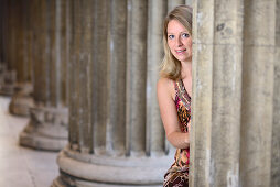 Junge Frau blickt hinter einer Säule hervor, Staatliche Antikensammlung, Königsplatz, München, Oberbayern, Bayern, Deutschland