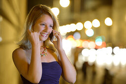 Junge Frau telefoniert mit einem Handy, München, Oberbayern, Bayern, Deutschland
