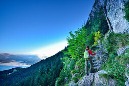 Frau steigt zum Hoher Göll auf, Nationalpark Berchtesgaden, Berchtesgadener Alpen, Oberbayern, Bayern, Deutschland