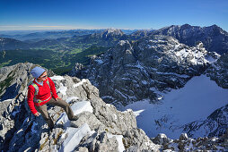 Frau steigt zum Hochkalter auf, Hoher Göll, Dachstein und Watzmann im Hintergrund, Nationalpark Berchtesgaden, Berchtesgadener Alpen, Oberbayern, Bayern, Deutschland