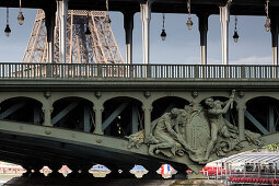Pont de Bir-Hakeim, Eiffel Tower in the background, Paris, France, Europe, UNESCO World Heritage Sites (bank of Seine between Pont de Sully und Pont d'Iena)
