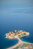 die Luxus Hotel Insel Sveti Stefan aus der Vogelperspektive, Adria Mittelmeerküste, Montenegro, Balkan Halbinsel, Europa
