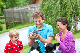 Familie mit Kaninchen und Hunden, Steiermark, Österreich