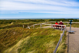 Älteres Paar auf Aussichtsdüne, Blick nach Norden, Langeoog, Ostfriesische Inseln, Nordsee, Ostfriesland, Niedersachsen, Deutschland, Europa