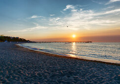 Seebrücke bei Sonnenuntergang, Ostseebad Kühlungsborn, Mecklenburg-Vorpommern, Deutschland