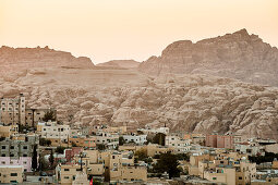 Blick über Wadi Musa auf Felsenstadt Petra im Sonnenuntergang, Jordanien, Naher Osten