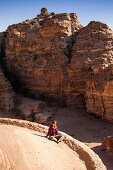 Frau auf dem Dach des Ad Deir, Petra, Jordanien, Naher Osten