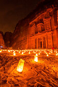 Khazne al-Firaun im Kerzenlicht, Petra, Jordanien, Naher Osten