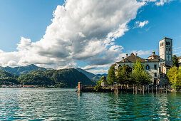 Blick über den Ortasee auf Isola San Giulio, Piemont, Italien