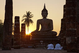 Buddha vor Tempel in der Ruinenstadt Geschichtspark Sukhothai (UNESCO Weltkulturerbe), Provinz Sukothai, Thailand, Asien