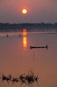 Fischerboot auf dem Mekong Fluss bei Sonnenuntergang in Vientiane, Hauptstadt von Laos, Asien