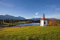 Kapelle mit Blick zu den Allgäuer Alpen, Tegelberg, Säuling und Tannheimer Berge, Allgäu, Bayern, Deutschland