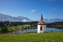 Chapel with a view to the Allgaeu Alps, Tegelberg, Saeuling and Tannheim mountains, Allgaeu, Bavaria, Germany
