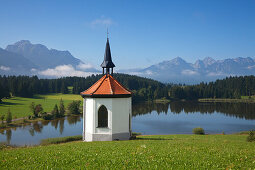 Kapelle mit Blick auf die Allgäuer Alpen, Säuling und Tannheimer Berge, Allgäu, Bayern, Deutschland