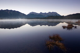 Morgennebel, Blick über den Barmsee auf Soierngruppe und Karwendelgebirge, bei Mittenwald, Bayern, Deutschland