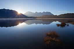 Sonnenaufgang, Blick über den Barmsee auf Soierngruppe und Karwendelgebirge, bei Mittenwald, Bayern, Deutschland