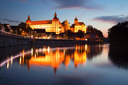 Blick über die Donau zum Schloss Neuburg im Abendlicht, Neuburg an der Donau, Bayern, Deutschland