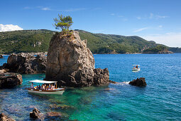 Ausflugsboote an der La-Grotta-Bay, bei Paleokastritsa, Insel Korfu, Ionische Inseln, Griechenland