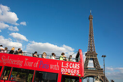 Sightseeing Bus am Eiffelturm, Paris, Frankreich, Europa