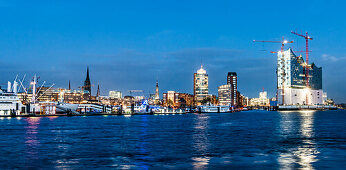 Blick über die Elbe auf Elbphilharmonie und Landungsbrücken am Abend, Hamburg, Deutschland