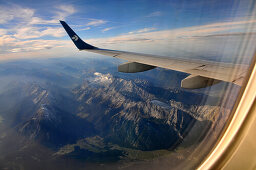Wettersteingebirge mit Zugspitze vom Flugzeug (Air Dolomiti), Oberbayern, Bayern, Deutschland