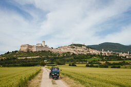 Typical mini pick up, Assisi with Basilica of San Francesco d Assisi in the background, UNESCO World Heritage Site, St. Francis of Assisi, Via Francigena di San Francesco, St. Francis Way, Assisi, province of Perugia, Umbria, Italy, Europe