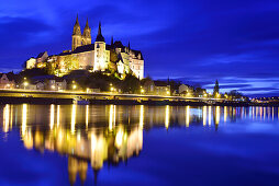 Illuminated castle of Albrechtsburg and cathedral of Meissen above the river Elbe, Meissen, Meissen, Saxony, Germany