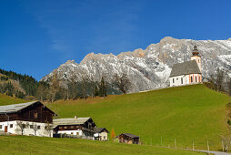 Farmhouses with church of Dienten beneath Hochkoenig range, Dienten, Berchtesgaden range, Salzburg, Austria