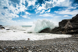 Wellen schlagen ans Ufer, Vernazza, Cinque Terre, La Spezia, Ligurien, Italien