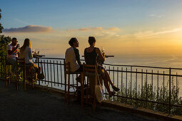 Couples in a bar, San Rocco, Camogli, province of Genua, Italian Riviera, Liguria, Italia