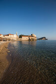 Strand vor der Stari Grad, Altstadt, mit Glockenturm der Sveti Ivana Kathedrale, Budva, Montenegro, Europa