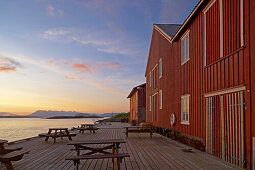 Rotes Holzhaus am Fährterminal in Forvik, Vevelstad Sundet, Provinz Nordland, Nordland, Norwegen, Europa